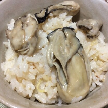 とても美味しいそうな牡蠣ご飯が出来ました！最初に牡蠣を煮ておくと、牡蠣が小さくならずに良いですね。ご馳走さまでささた。